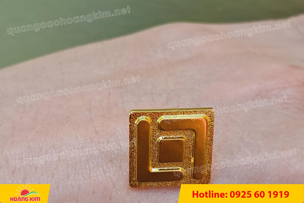 huy hieu logo duc cai ao nen vang si san ma vang 24k 146 - HUY HIỆU MẠ V&Agrave;NG 24K CAO CẤP &ndash; Đ&Uacute;C LOGO NỀN C&Aacute;T SẦN SANG TRỌNG