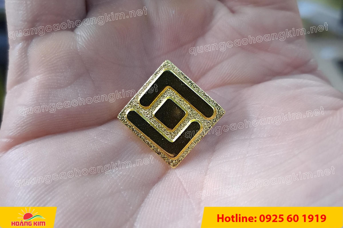 huy hieu logo duc cai ao nen vang si san ma vang 24k 149 - HUY HIỆU MẠ V&Agrave;NG 24K CAO CẤP &ndash; Đ&Uacute;C LOGO NỀN C&Aacute;T SẦN SANG TRỌNG