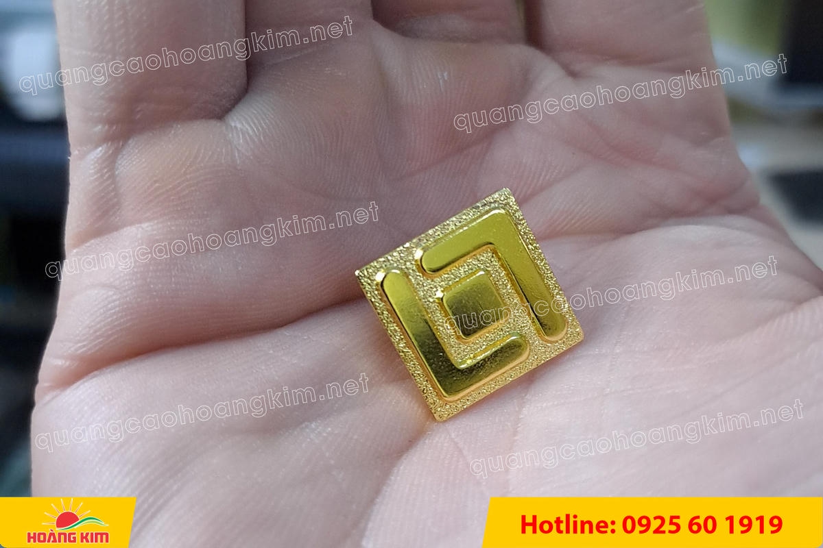 huy hieu logo duc cai ao nen vang si san ma vang 24k 150 - HUY HIỆU MẠ V&Agrave;NG 24K CAO CẤP &ndash; Đ&Uacute;C LOGO NỀN C&Aacute;T SẦN SANG TRỌNG