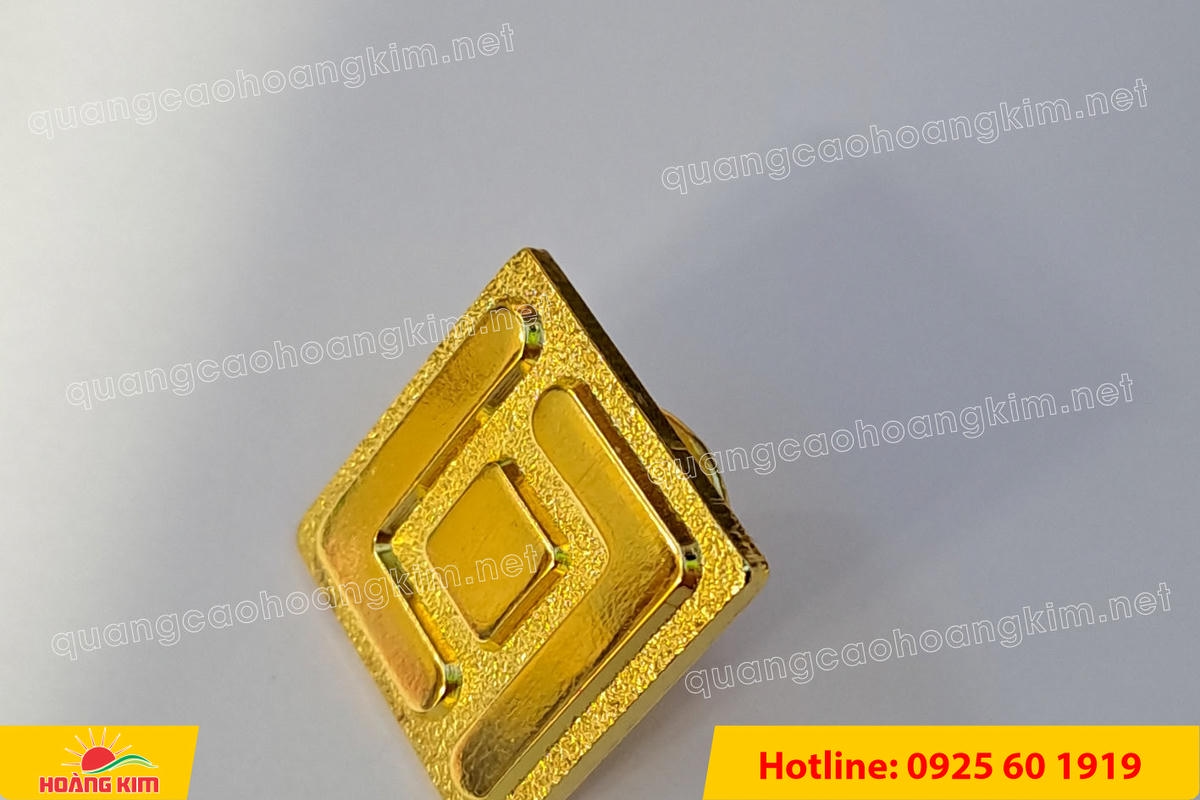huy hieu logo duc cai ao nen vang si san ma vang 24k 151 - HUY HIỆU MẠ V&Agrave;NG 24K CAO CẤP &ndash; Đ&Uacute;C LOGO NỀN C&Aacute;T SẦN SANG TRỌNG