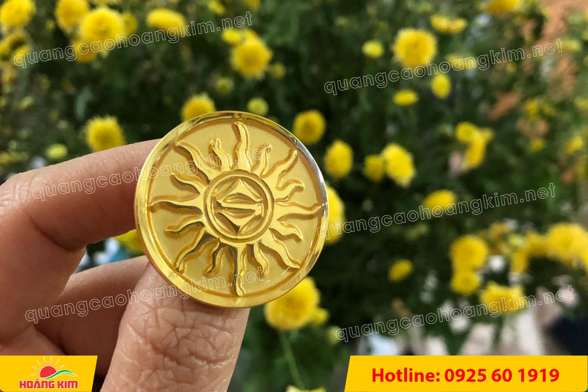 huy hieu logo duc cai ao nen vang si san ma vang 24k 164 - HUY HIỆU MẠ V&Agrave;NG 24K CAO CẤP &ndash; Đ&Uacute;C LOGO NỀN C&Aacute;T SẦN SANG TRỌNG