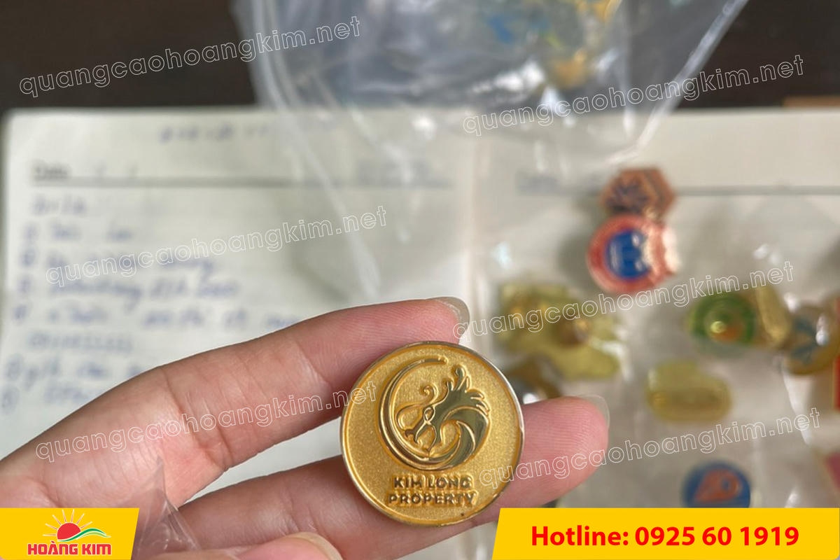 huy hieu logo duc cai ao nen vang si san ma vang 24k 165 - HUY HIỆU MẠ V&Agrave;NG 24K CAO CẤP &ndash; Đ&Uacute;C LOGO NỀN C&Aacute;T SẦN SANG TRỌNG