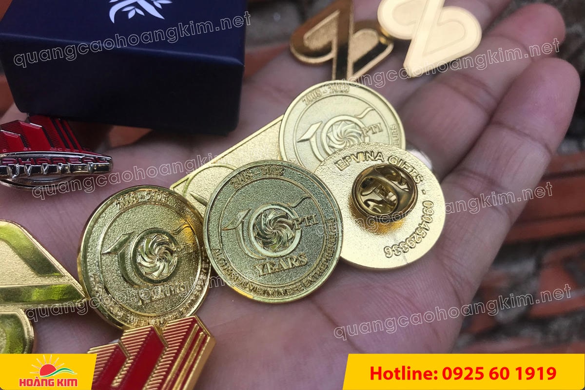 huy hieu logo duc cai ao nen vang si san ma vang 24k 36 - HUY HIỆU MẠ V&Agrave;NG 24K CAO CẤP &ndash; Đ&Uacute;C LOGO NỀN C&Aacute;T SẦN SANG TRỌNG