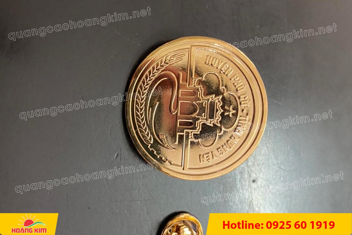 huy hieu logo duc cai ao nen vang si san ma vang 24k 44 - HUY HIỆU MẠ V&Agrave;NG 24K CAO CẤP &ndash; Đ&Uacute;C LOGO NỀN C&Aacute;T SẦN SANG TRỌNG