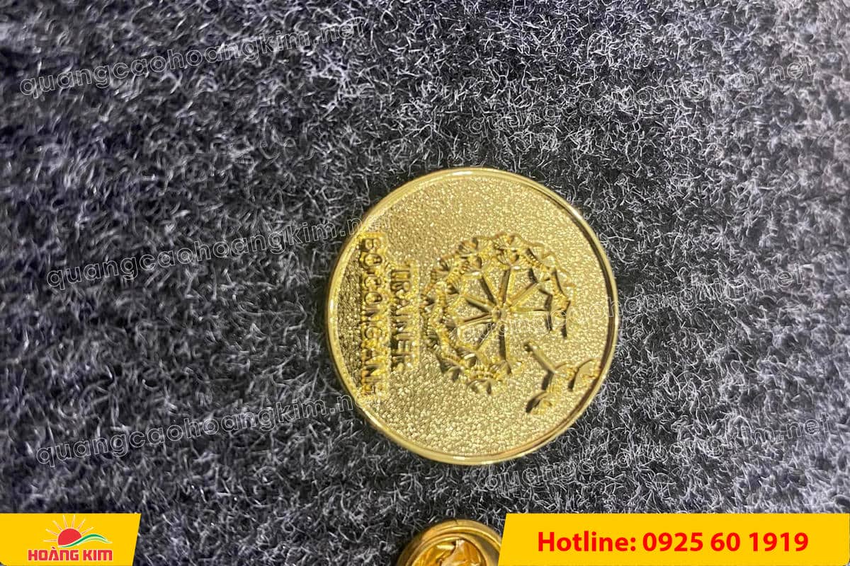 huy hieu logo duc cai ao nen vang si san ma vang 24k 57 - HUY HIỆU MẠ V&Agrave;NG 24K CAO CẤP &ndash; Đ&Uacute;C LOGO NỀN C&Aacute;T SẦN SANG TRỌNG