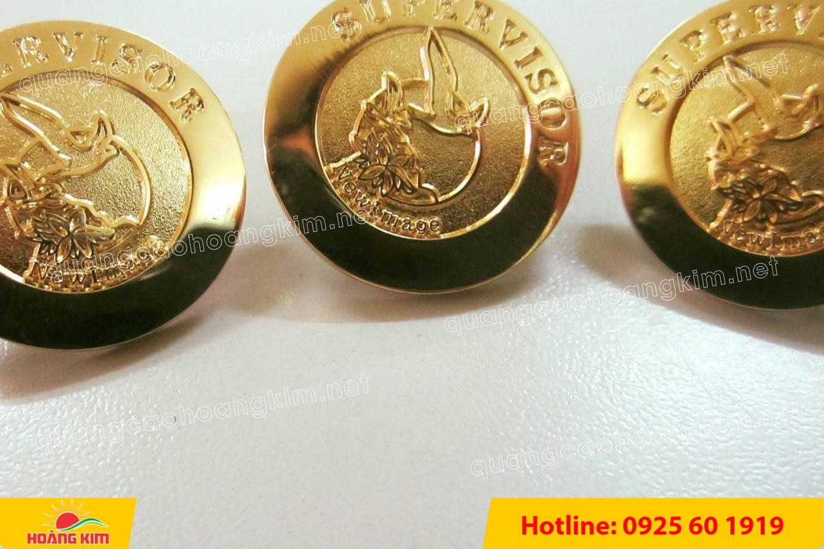 huy hieu logo duc cai ao nen vang si san ma vang 24k 6 - HUY HIỆU MẠ V&Agrave;NG 24K CAO CẤP &ndash; Đ&Uacute;C LOGO NỀN C&Aacute;T SẦN SANG TRỌNG