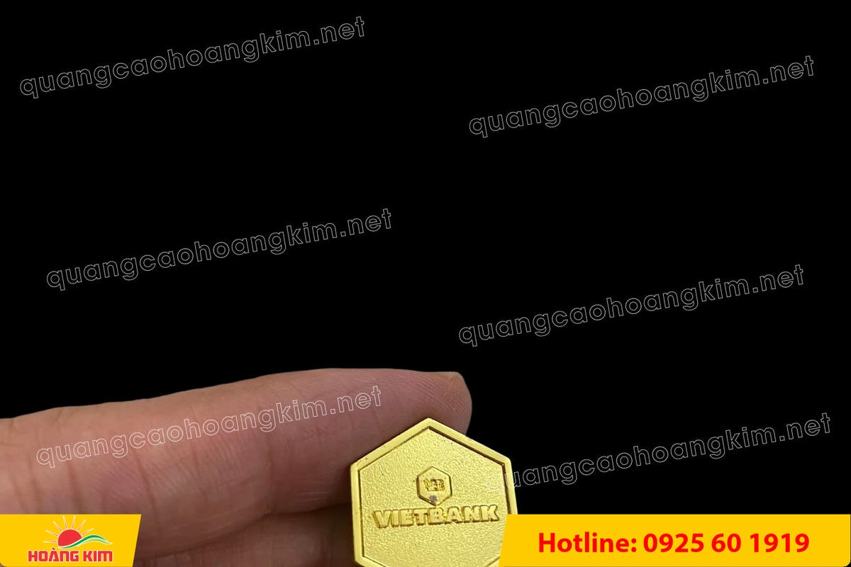 huy hieu logo duc cai ao nen vang si san ma vang 24k 68 - HUY HIỆU MẠ V&Agrave;NG 24K CAO CẤP &ndash; Đ&Uacute;C LOGO NỀN C&Aacute;T SẦN SANG TRỌNG