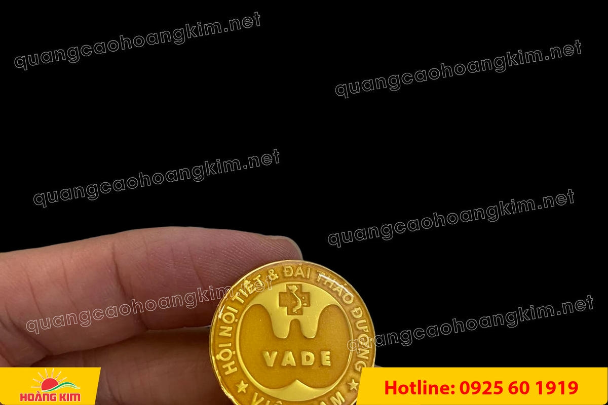 huy hieu logo duc cai ao nen vang si san ma vang 24k 69 - HUY HIỆU MẠ V&Agrave;NG 24K CAO CẤP &ndash; Đ&Uacute;C LOGO NỀN C&Aacute;T SẦN SANG TRỌNG