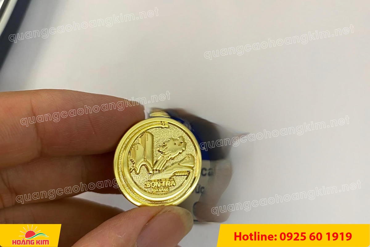 huy hieu logo duc cai ao nen vang si san ma vang 24k 72 - HUY HIỆU MẠ V&Agrave;NG 24K CAO CẤP &ndash; Đ&Uacute;C LOGO NỀN C&Aacute;T SẦN SANG TRỌNG