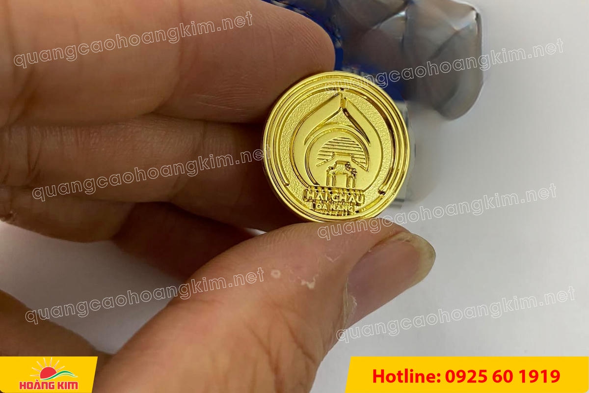 huy hieu logo duc cai ao nen vang si san ma vang 24k 73 - HUY HIỆU MẠ V&Agrave;NG 24K CAO CẤP &ndash; Đ&Uacute;C LOGO NỀN C&Aacute;T SẦN SANG TRỌNG