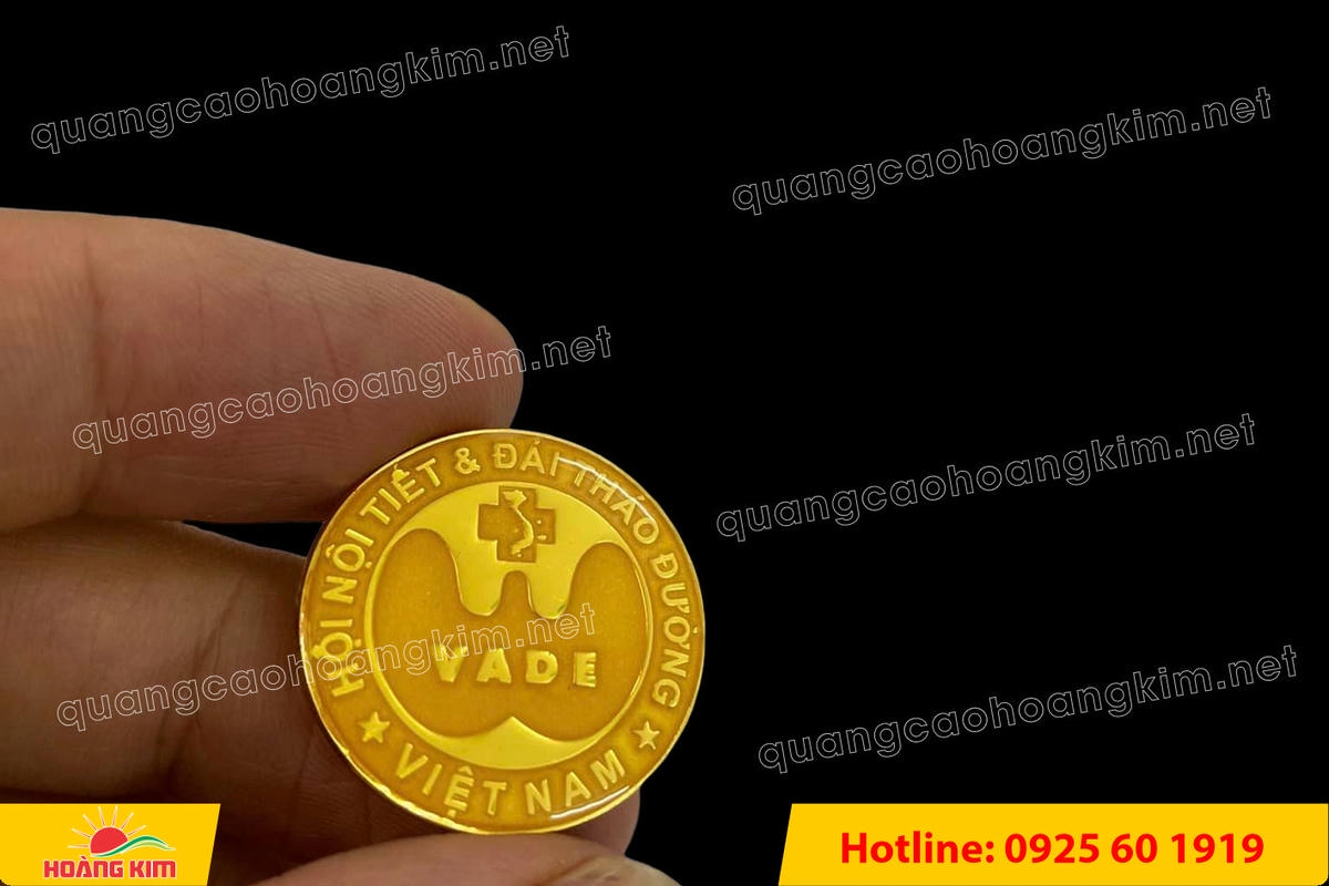huy hieu logo duc cai ao nen vang si san ma vang 24k 74 - HUY HIỆU MẠ V&Agrave;NG 24K CAO CẤP &ndash; Đ&Uacute;C LOGO NỀN C&Aacute;T SẦN SANG TRỌNG