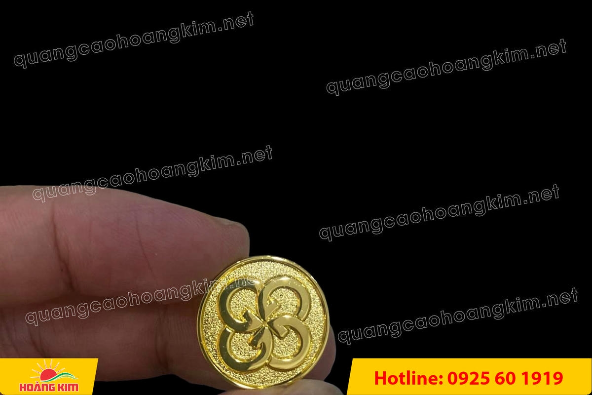 huy hieu logo duc cai ao nen vang si san ma vang 24k 76 - HUY HIỆU MẠ V&Agrave;NG 24K CAO CẤP &ndash; Đ&Uacute;C LOGO NỀN C&Aacute;T SẦN SANG TRỌNG