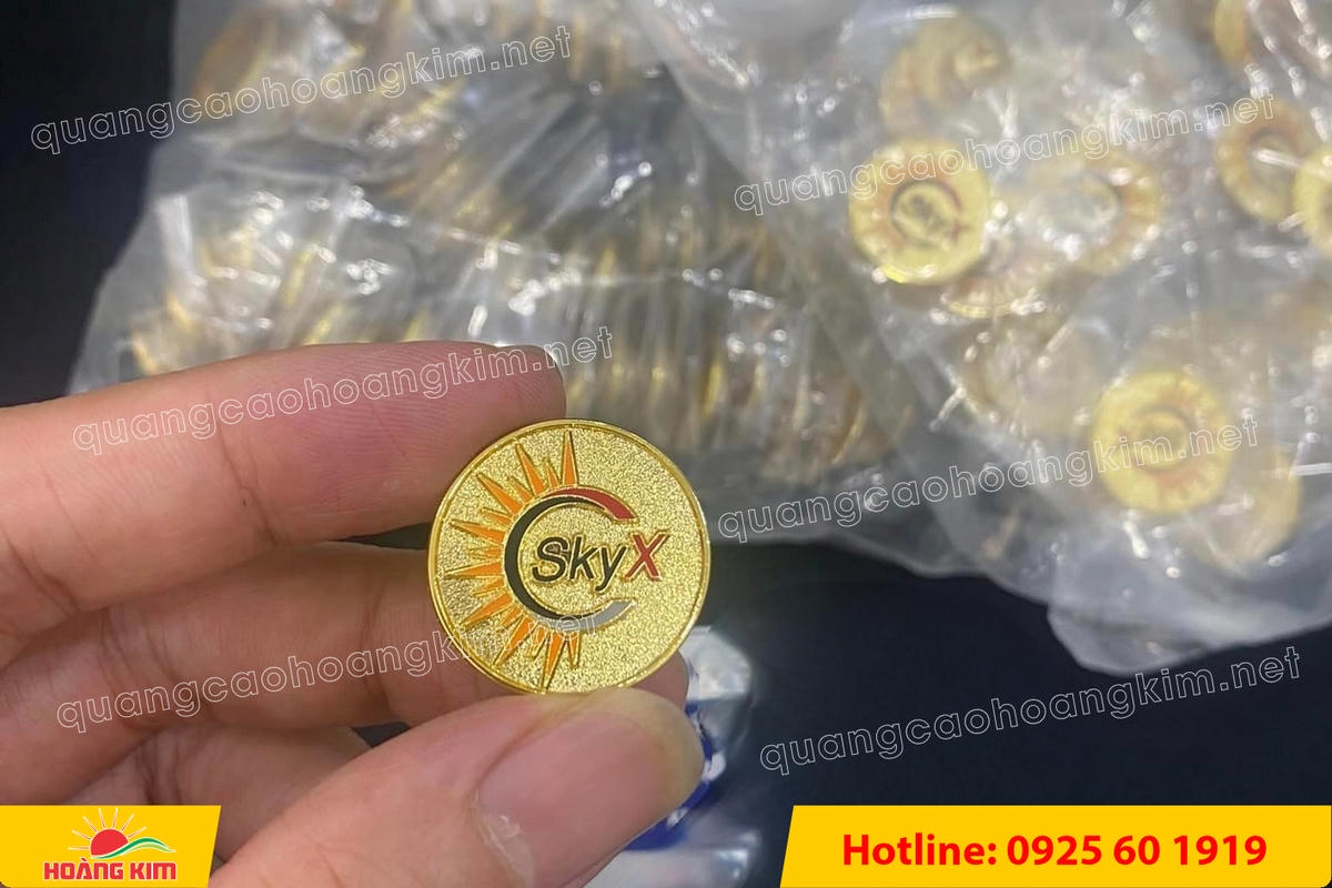 huy hieu logo duc cai ao nen vang si san ma vang 24k 78 - HUY HIỆU MẠ V&Agrave;NG 24K CAO CẤP &ndash; Đ&Uacute;C LOGO NỀN C&Aacute;T SẦN SANG TRỌNG