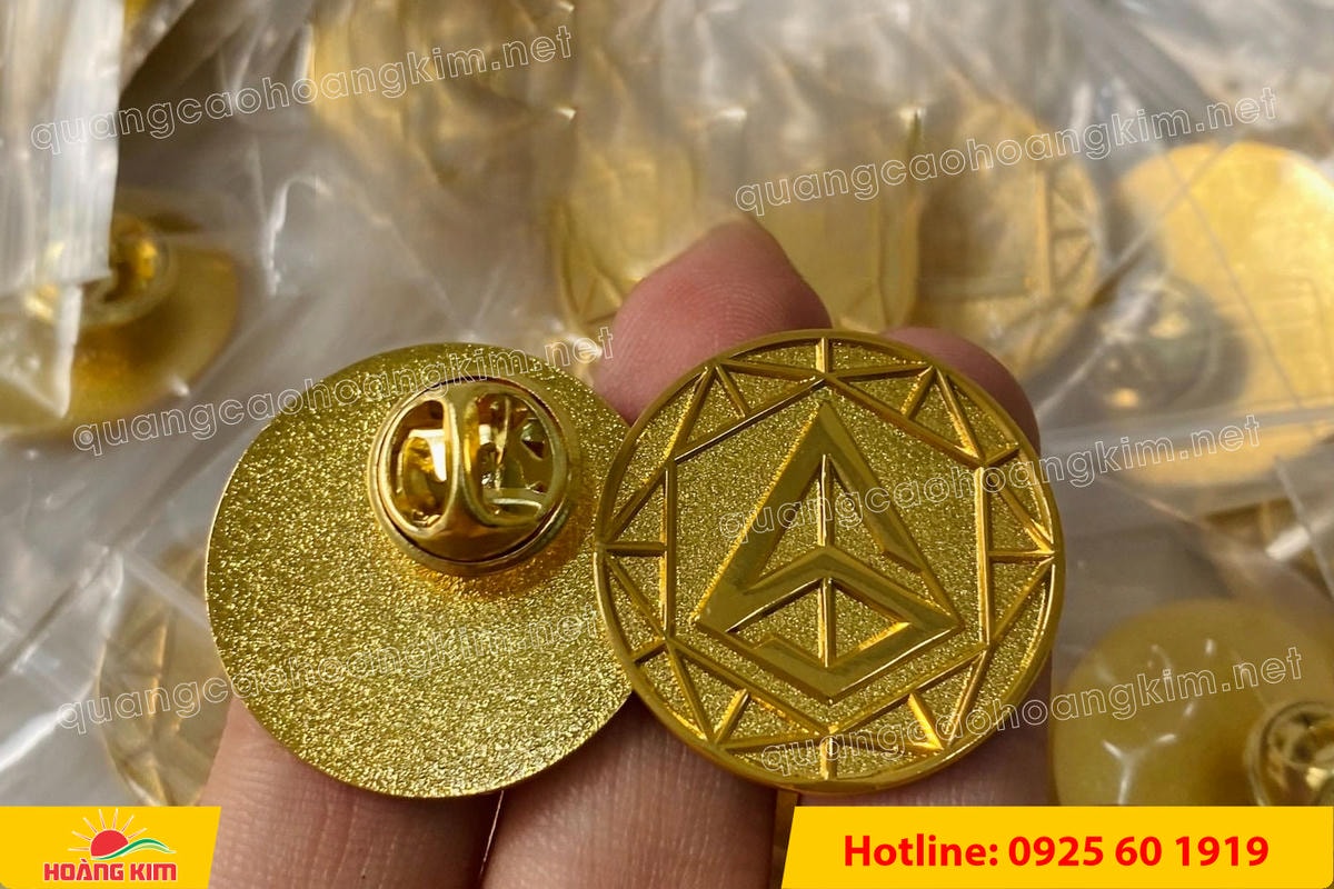 huy hieu logo duc cai ao nen vang si san ma vang 24k 79 1 - HUY HIỆU MẠ V&Agrave;NG 24K CAO CẤP &ndash; Đ&Uacute;C LOGO NỀN C&Aacute;T SẦN SANG TRỌNG