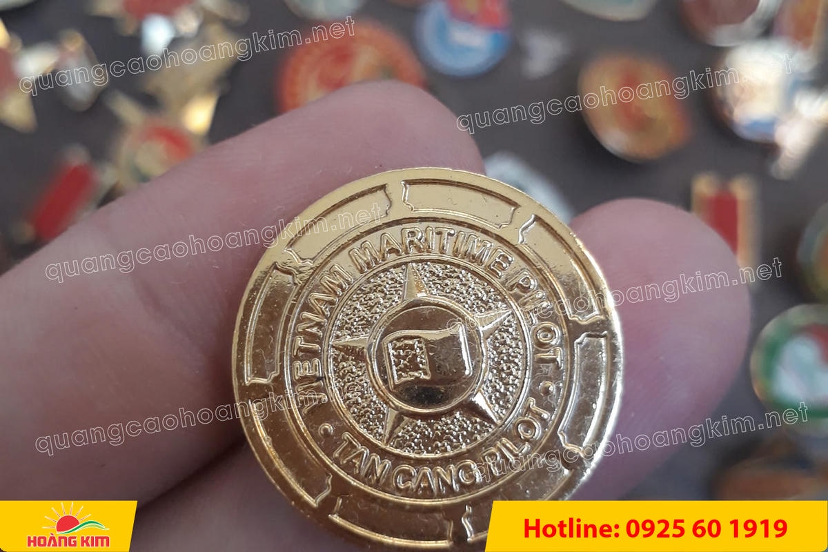 huy hieu logo duc cai ao nen vang si san ma vang 24k 80 1 - HUY HIỆU MẠ V&Agrave;NG 24K CAO CẤP &ndash; Đ&Uacute;C LOGO NỀN C&Aacute;T SẦN SANG TRỌNG