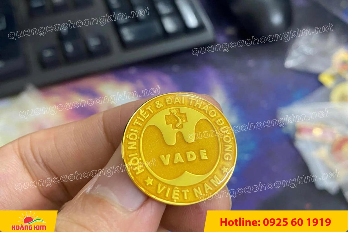 huy hieu logo duc cai ao nen vang si san ma vang 24k 81 - HUY HIỆU MẠ V&Agrave;NG 24K CAO CẤP &ndash; Đ&Uacute;C LOGO NỀN C&Aacute;T SẦN SANG TRỌNG