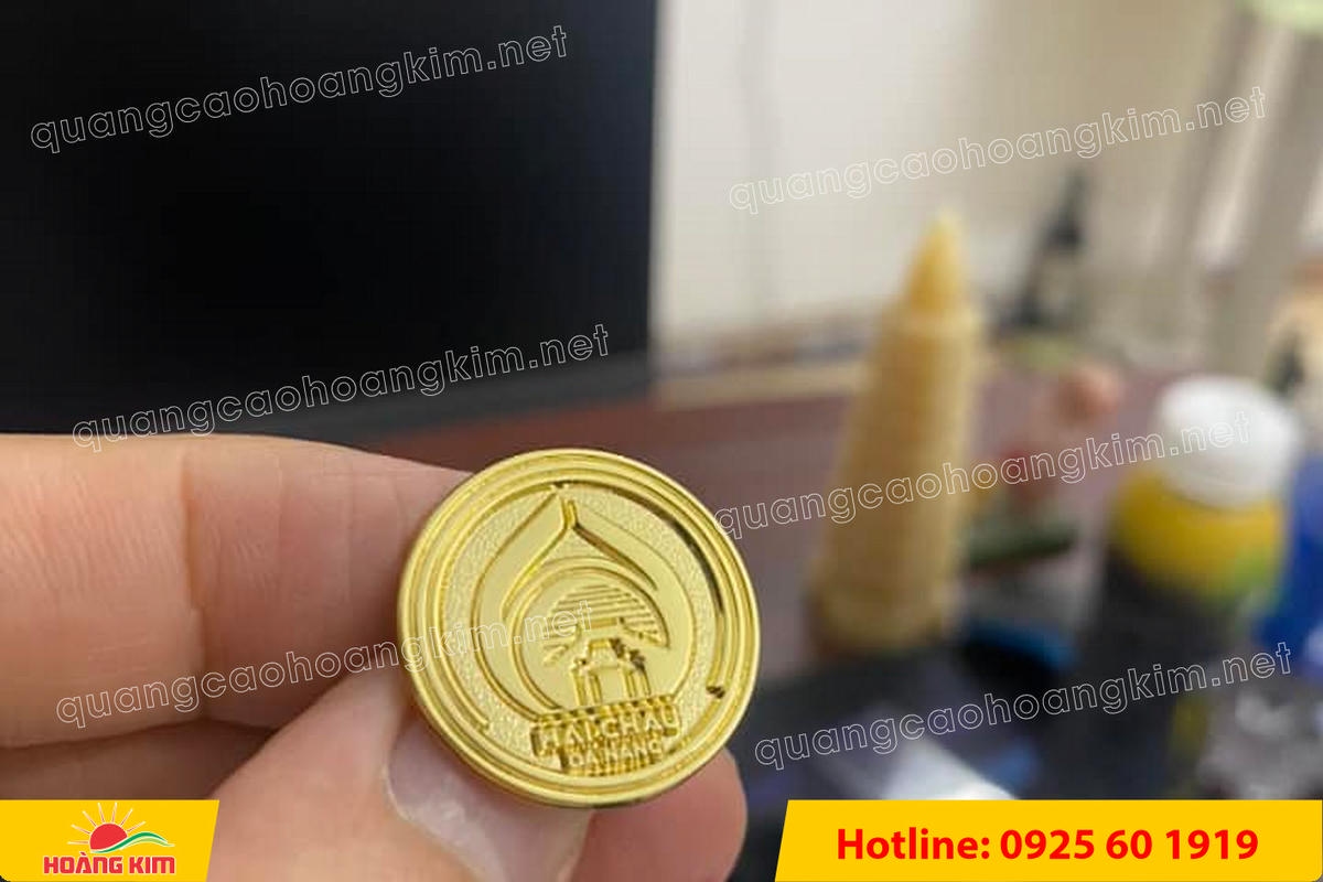 huy hieu logo duc cai ao nen vang si san ma vang 24k 84 1 - HUY HIỆU MẠ V&Agrave;NG 24K CAO CẤP &ndash; Đ&Uacute;C LOGO NỀN C&Aacute;T SẦN SANG TRỌNG