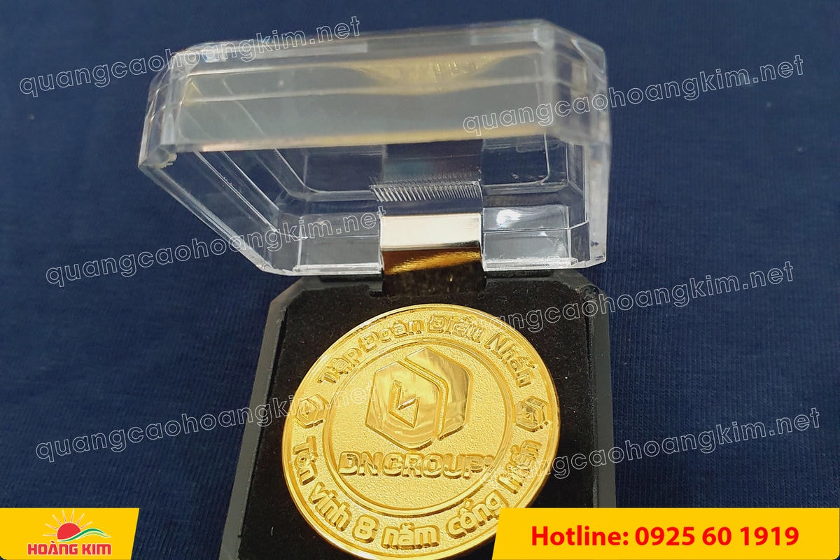 huy hieu logo duc cai ao nen vang si san ma vang 24k 88 - HUY HIỆU MẠ V&Agrave;NG 24K CAO CẤP &ndash; Đ&Uacute;C LOGO NỀN C&Aacute;T SẦN SANG TRỌNG