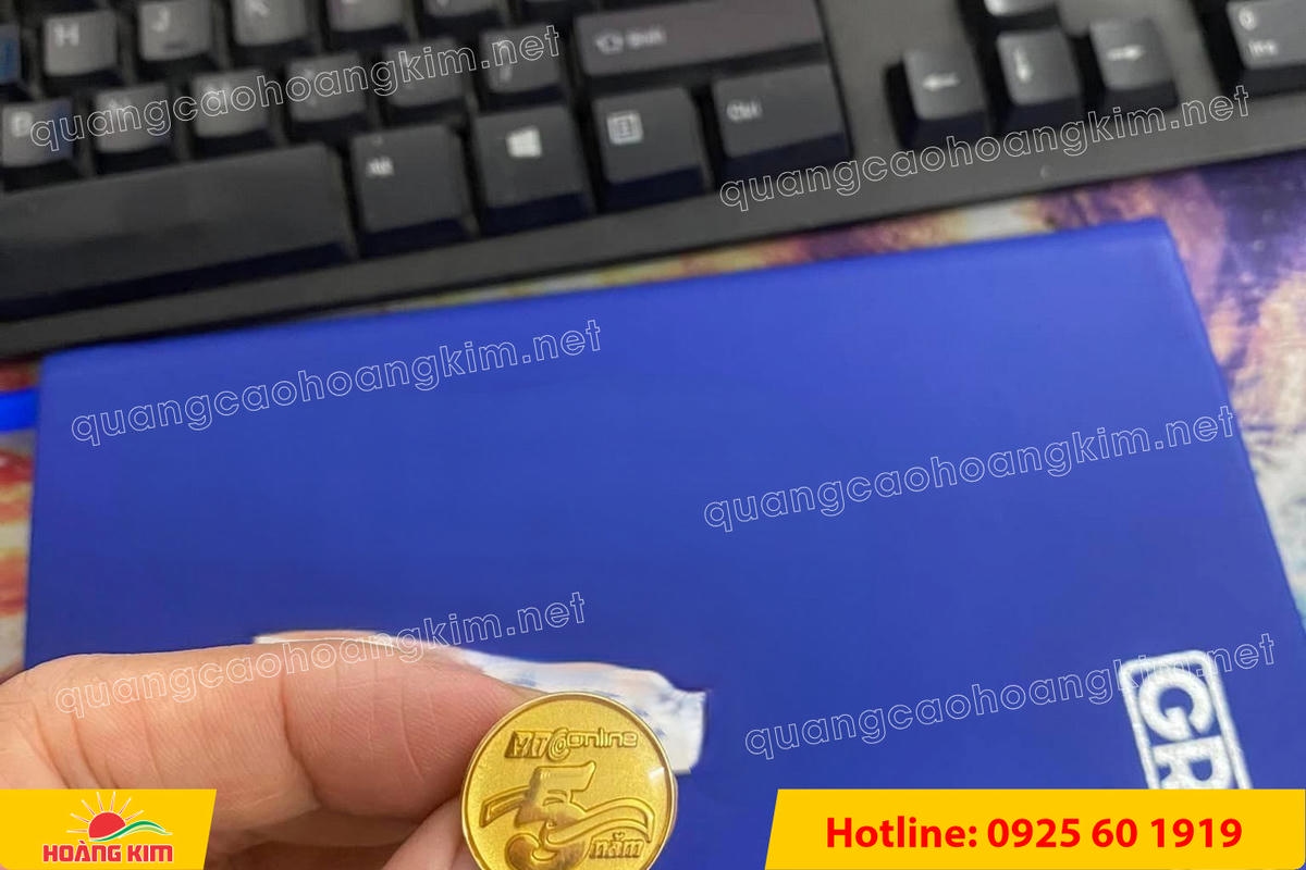 huy hieu logo duc cai ao nen vang si san ma vang 24k 89 - HUY HIỆU MẠ V&Agrave;NG 24K CAO CẤP &ndash; Đ&Uacute;C LOGO NỀN C&Aacute;T SẦN SANG TRỌNG