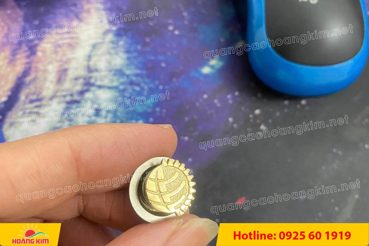 huy hieu logo duc cai ao nen vang si san ma vang 24k 90 - HUY HIỆU MẠ V&Agrave;NG 24K CAO CẤP &ndash; Đ&Uacute;C LOGO NỀN C&Aacute;T SẦN SANG TRỌNG