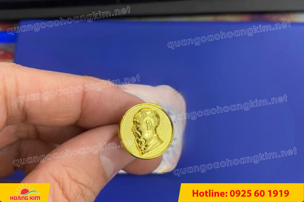 huy hieu logo duc cai ao nen vang si san ma vang 24k 91 1 - HUY HIỆU MẠ V&Agrave;NG 24K CAO CẤP &ndash; Đ&Uacute;C LOGO NỀN C&Aacute;T SẦN SANG TRỌNG