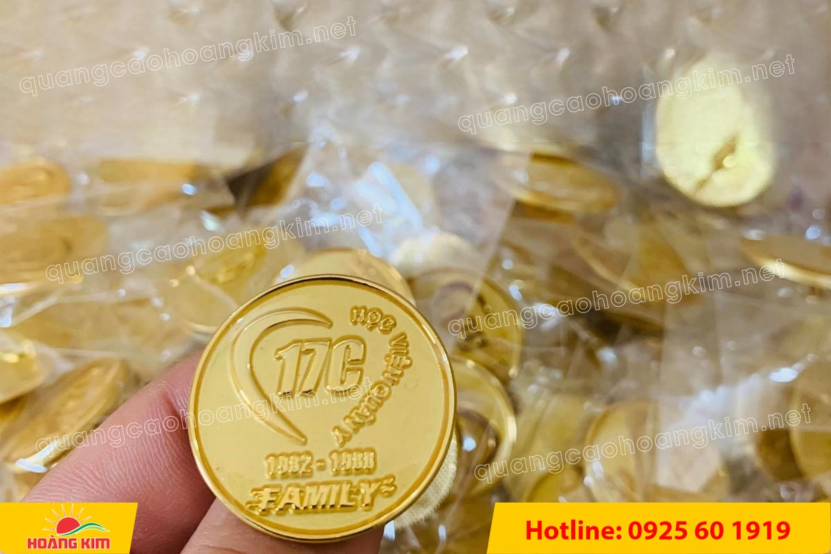 huy hieu logo duc cai ao nen vang si san ma vang 24k 93 1 - HUY HIỆU MẠ V&Agrave;NG 24K CAO CẤP &ndash; Đ&Uacute;C LOGO NỀN C&Aacute;T SẦN SANG TRỌNG