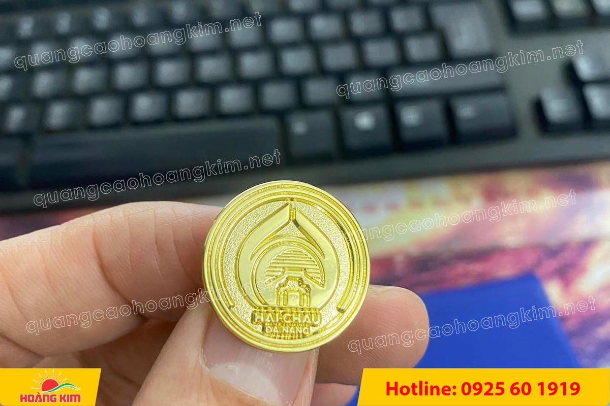 huy hieu logo duc cai ao nen vang si san ma vang 24k 95 1 - HUY HIỆU MẠ V&Agrave;NG 24K CAO CẤP &ndash; Đ&Uacute;C LOGO NỀN C&Aacute;T SẦN SANG TRỌNG