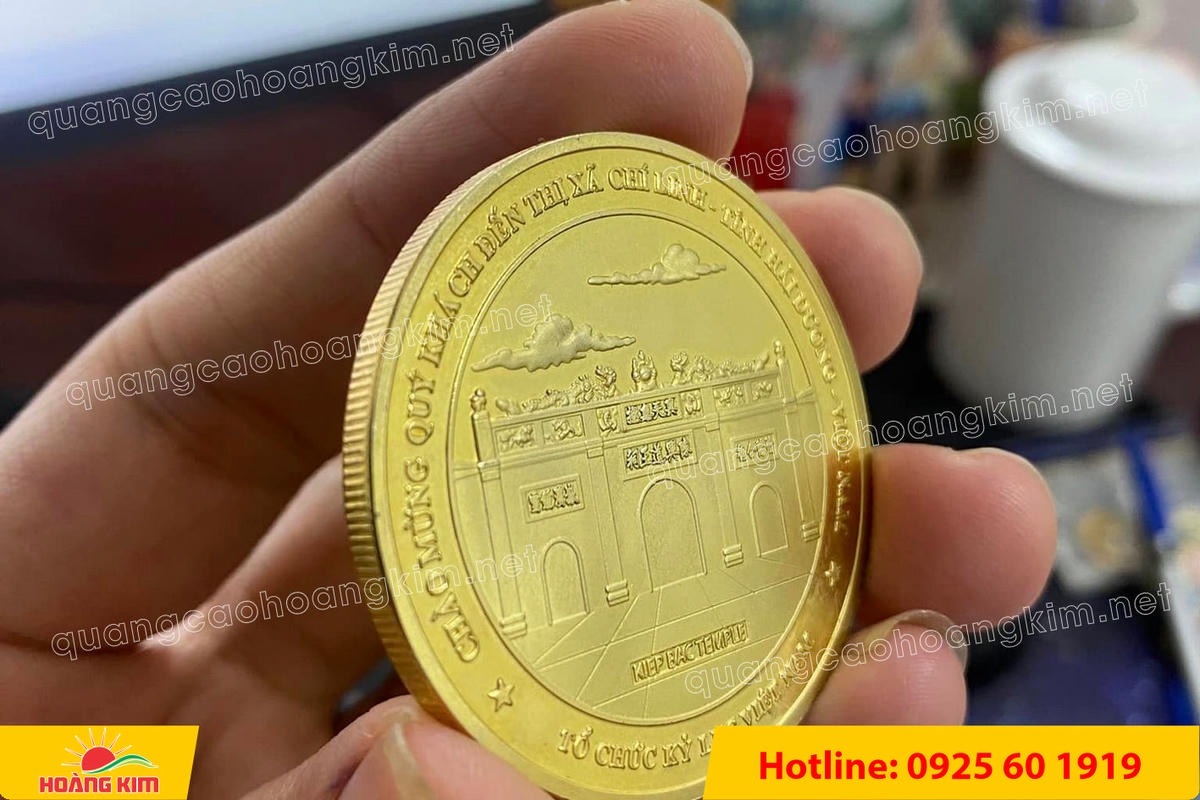 huy hieu logo duc cai ao nen vang si san ma vang 24k 97 1 - HUY HIỆU MẠ V&Agrave;NG 24K CAO CẤP &ndash; Đ&Uacute;C LOGO NỀN C&Aacute;T SẦN SANG TRỌNG