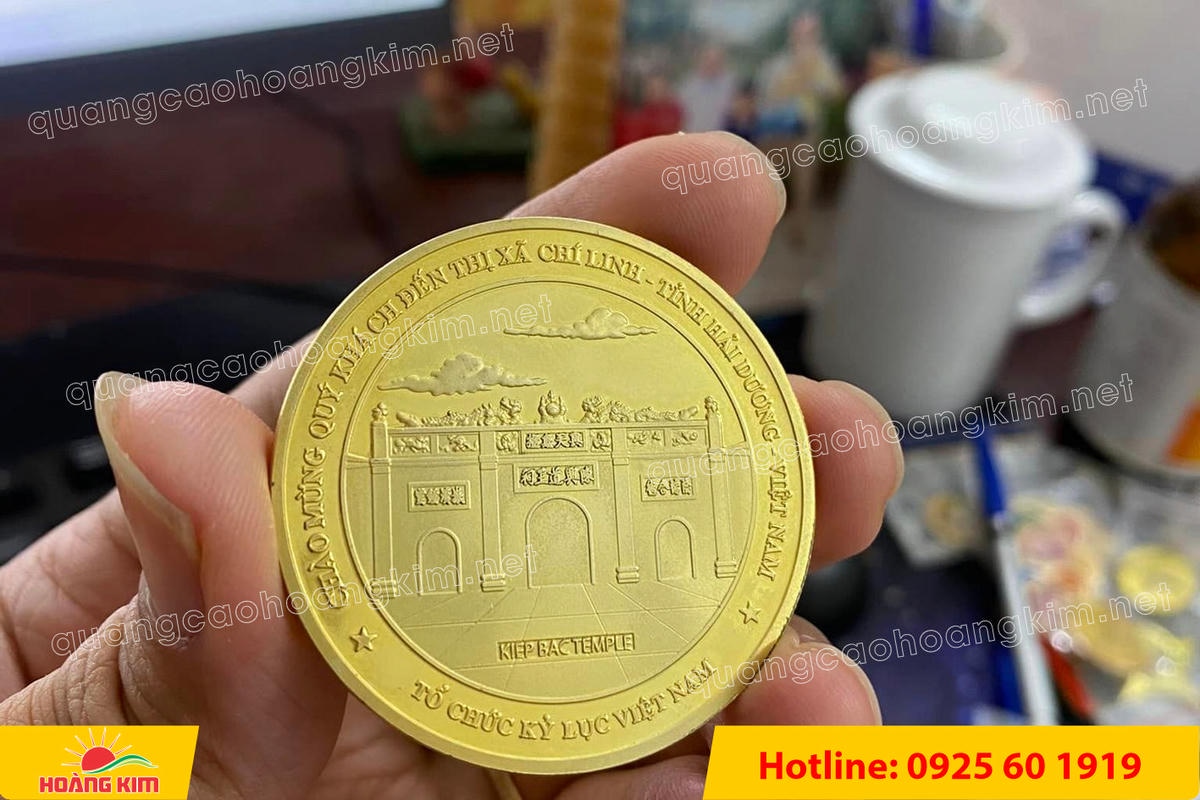 huy hieu logo duc cai ao nen vang si san ma vang 24k 98 - HUY HIỆU MẠ V&Agrave;NG 24K CAO CẤP &ndash; Đ&Uacute;C LOGO NỀN C&Aacute;T SẦN SANG TRỌNG