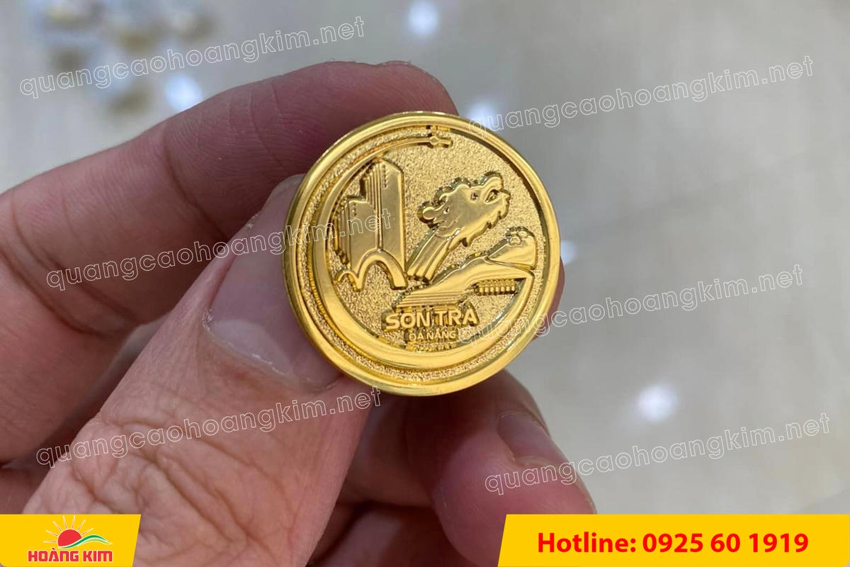 huy hieu logo duc cai ao nen vang si san ma vang 24k 99 1 - HUY HIỆU MẠ V&Agrave;NG 24K CAO CẤP &ndash; Đ&Uacute;C LOGO NỀN C&Aacute;T SẦN SANG TRỌNG