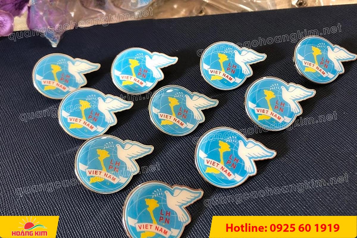 HUY HIỆU ĐỒNG CÀI ÁO CẮT BẾ THEO LOGO KHÔNG MẠ – GIÁ XƯỞNG, LÀM NHANH huy hieu dong cai ao cat be theo logo khong ma 88 - HUY HIỆU ĐỒNG CÀI ÁO CẮT BẾ THEO LOGO KHÔNG MẠ – GIÁ XƯỞNG, LÀM NHANH