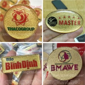 HUY HIỆU MẠ VÀNG 24K NỀN CÁT SẦN ĐỔ MÀU LOGO – SANG TRỌNG ĐẲNG CẤP