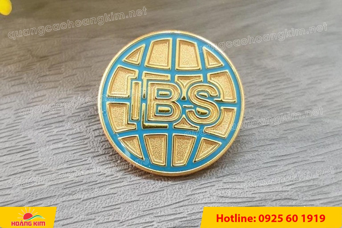 huy hieu ma vang 24k nen cat san do mau logo 100 - HUY HIỆU MẠ V&Agrave;NG 24K NỀN C&Aacute;T SẦN ĐỔ M&Agrave;U LOGO &ndash; SANG TRỌNG ĐẲNG CẤP