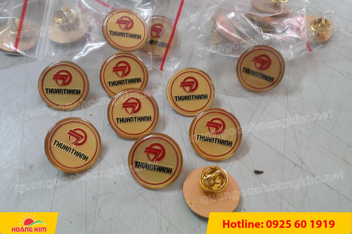 huy hieu ma vang 24k nen cat san do mau logo 101 - HUY HIỆU MẠ V&Agrave;NG 24K NỀN C&Aacute;T SẦN ĐỔ M&Agrave;U LOGO &ndash; SANG TRỌNG ĐẲNG CẤP