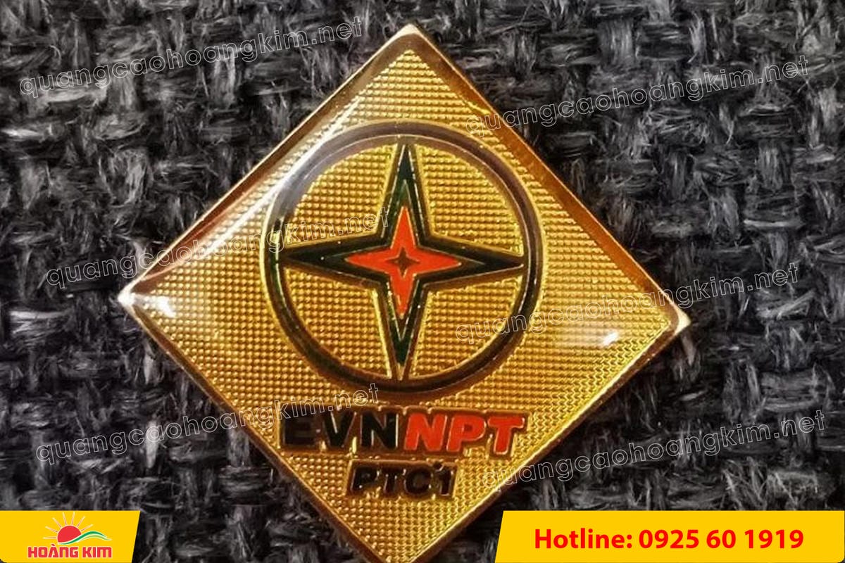 huy hieu ma vang 24k nen cat san do mau logo 102 - HUY HIỆU MẠ V&Agrave;NG 24K NỀN C&Aacute;T SẦN ĐỔ M&Agrave;U LOGO &ndash; SANG TRỌNG ĐẲNG CẤP