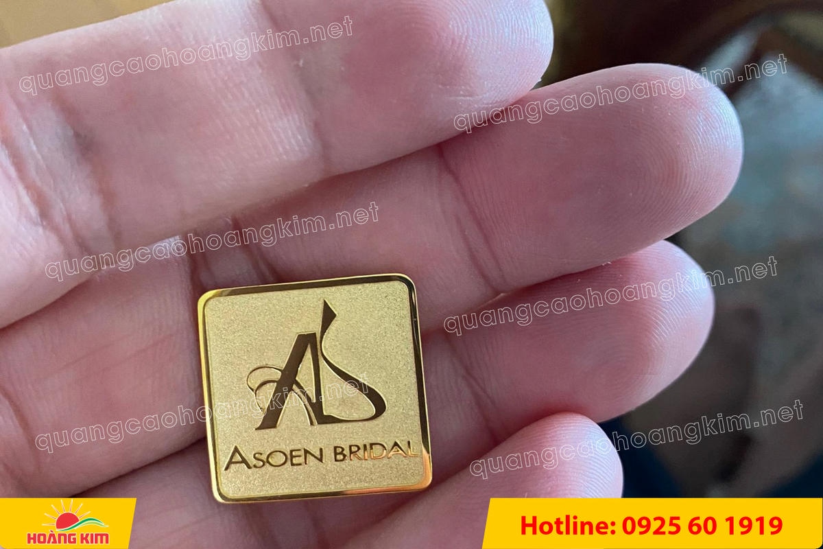 huy hieu ma vang 24k nen cat san do mau logo 104 - HUY HIỆU MẠ V&Agrave;NG 24K NỀN C&Aacute;T SẦN ĐỔ M&Agrave;U LOGO &ndash; SANG TRỌNG ĐẲNG CẤP