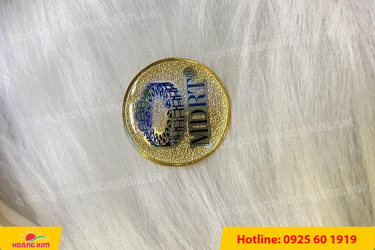 huy hieu ma vang 24k nen cat san do mau logo 110 - HUY HIỆU MẠ V&Agrave;NG 24K NỀN C&Aacute;T SẦN ĐỔ M&Agrave;U LOGO &ndash; SANG TRỌNG ĐẲNG CẤP