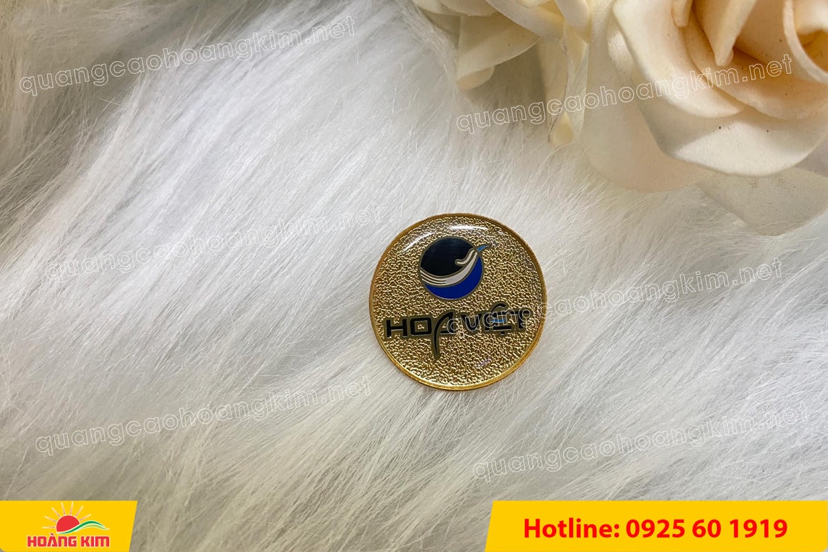 huy hieu ma vang 24k nen cat san do mau logo 111 - HUY HIỆU MẠ V&Agrave;NG 24K NỀN C&Aacute;T SẦN ĐỔ M&Agrave;U LOGO &ndash; SANG TRỌNG ĐẲNG CẤP