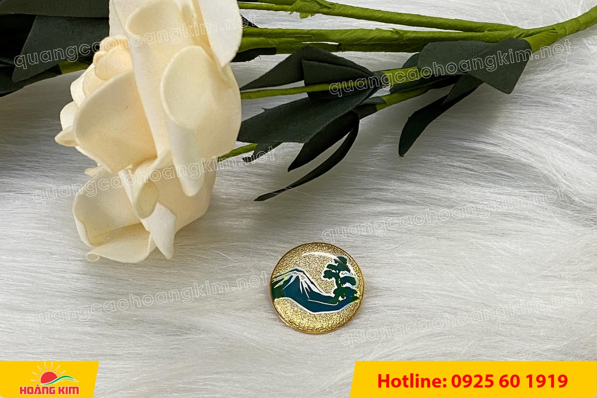 huy hieu ma vang 24k nen cat san do mau logo 113 - HUY HIỆU MẠ V&Agrave;NG 24K NỀN C&Aacute;T SẦN ĐỔ M&Agrave;U LOGO &ndash; SANG TRỌNG ĐẲNG CẤP