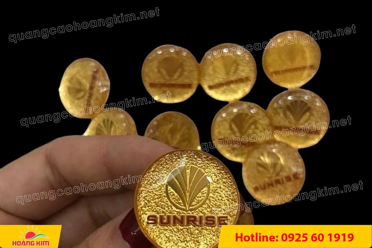 huy hieu ma vang 24k nen cat san do mau logo 15 - HUY HIỆU MẠ V&Agrave;NG 24K NỀN C&Aacute;T SẦN ĐỔ M&Agrave;U LOGO &ndash; SANG TRỌNG ĐẲNG CẤP