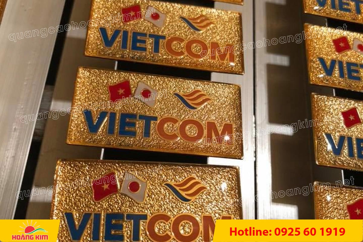 huy hieu ma vang 24k nen cat san do mau logo 18 - HUY HIỆU MẠ V&Agrave;NG 24K NỀN C&Aacute;T SẦN ĐỔ M&Agrave;U LOGO &ndash; SANG TRỌNG ĐẲNG CẤP