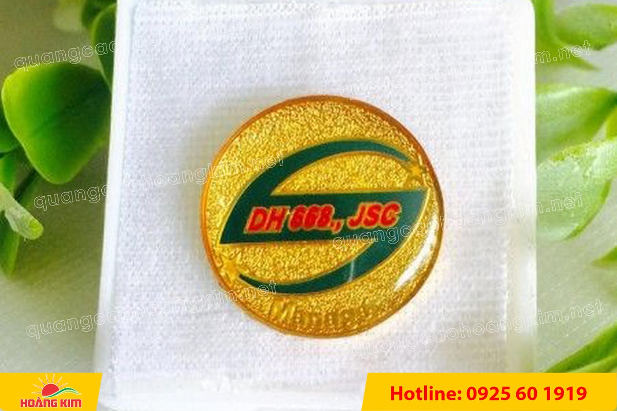 huy hieu ma vang 24k nen cat san do mau logo 2 - HUY HIỆU MẠ V&Agrave;NG 24K NỀN C&Aacute;T SẦN ĐỔ M&Agrave;U LOGO &ndash; SANG TRỌNG ĐẲNG CẤP