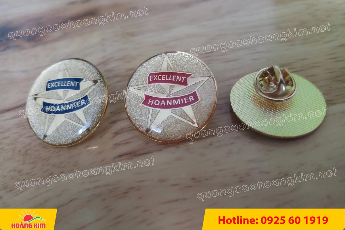 huy hieu ma vang 24k nen cat san do mau logo 21 - HUY HIỆU MẠ V&Agrave;NG 24K NỀN C&Aacute;T SẦN ĐỔ M&Agrave;U LOGO &ndash; SANG TRỌNG ĐẲNG CẤP