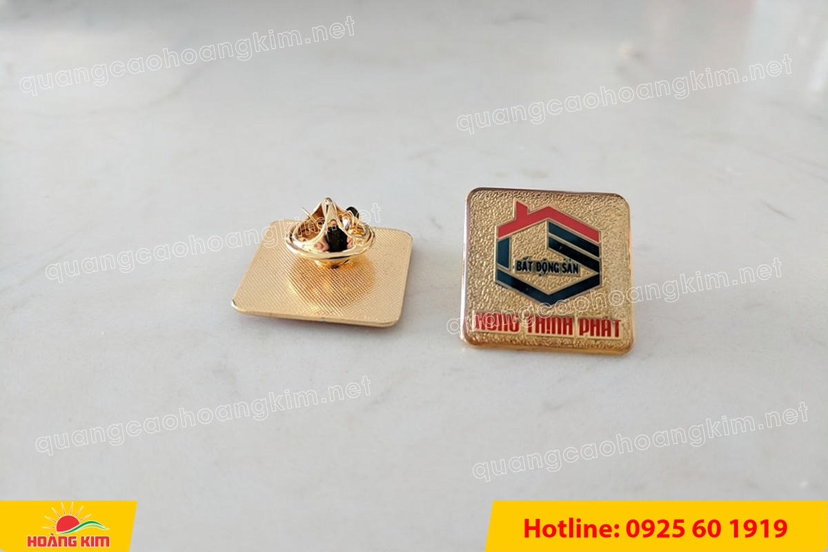 huy hieu ma vang 24k nen cat san do mau logo 24 - HUY HIỆU MẠ V&Agrave;NG 24K NỀN C&Aacute;T SẦN ĐỔ M&Agrave;U LOGO &ndash; SANG TRỌNG ĐẲNG CẤP