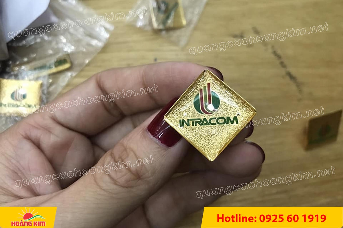 huy hieu ma vang 24k nen cat san do mau logo 26 - HUY HIỆU MẠ V&Agrave;NG 24K NỀN C&Aacute;T SẦN ĐỔ M&Agrave;U LOGO &ndash; SANG TRỌNG ĐẲNG CẤP