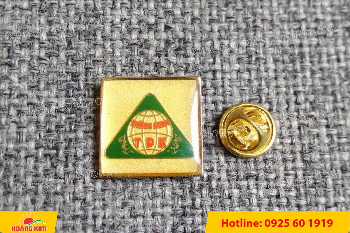 huy hieu ma vang 24k nen cat san do mau logo 27 - HUY HIỆU MẠ V&Agrave;NG 24K NỀN C&Aacute;T SẦN ĐỔ M&Agrave;U LOGO &ndash; SANG TRỌNG ĐẲNG CẤP