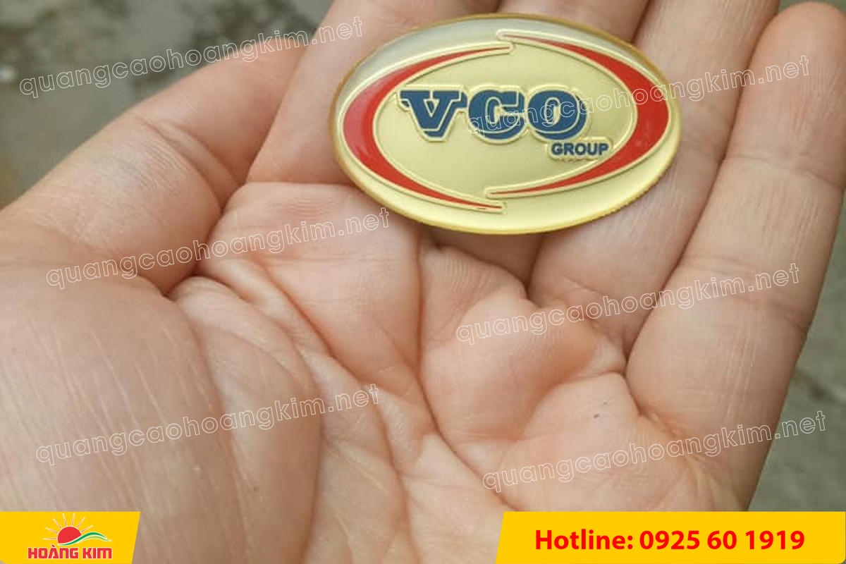 huy hieu ma vang 24k nen cat san do mau logo 28 - HUY HIỆU MẠ V&Agrave;NG 24K NỀN C&Aacute;T SẦN ĐỔ M&Agrave;U LOGO &ndash; SANG TRỌNG ĐẲNG CẤP