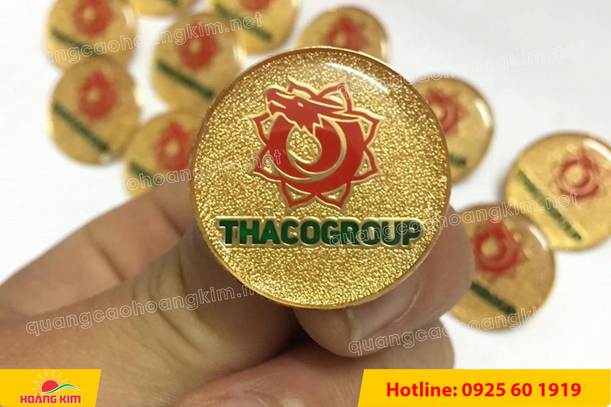 huy hieu ma vang 24k nen cat san do mau logo 30 - HUY HIỆU MẠ V&Agrave;NG 24K NỀN C&Aacute;T SẦN ĐỔ M&Agrave;U LOGO &ndash; SANG TRỌNG ĐẲNG CẤP