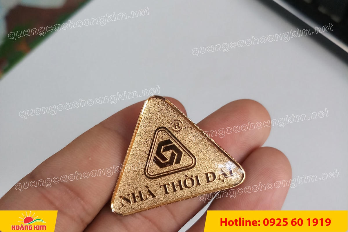 huy hieu ma vang 24k nen cat san do mau logo 32 - HUY HIỆU MẠ V&Agrave;NG 24K NỀN C&Aacute;T SẦN ĐỔ M&Agrave;U LOGO &ndash; SANG TRỌNG ĐẲNG CẤP