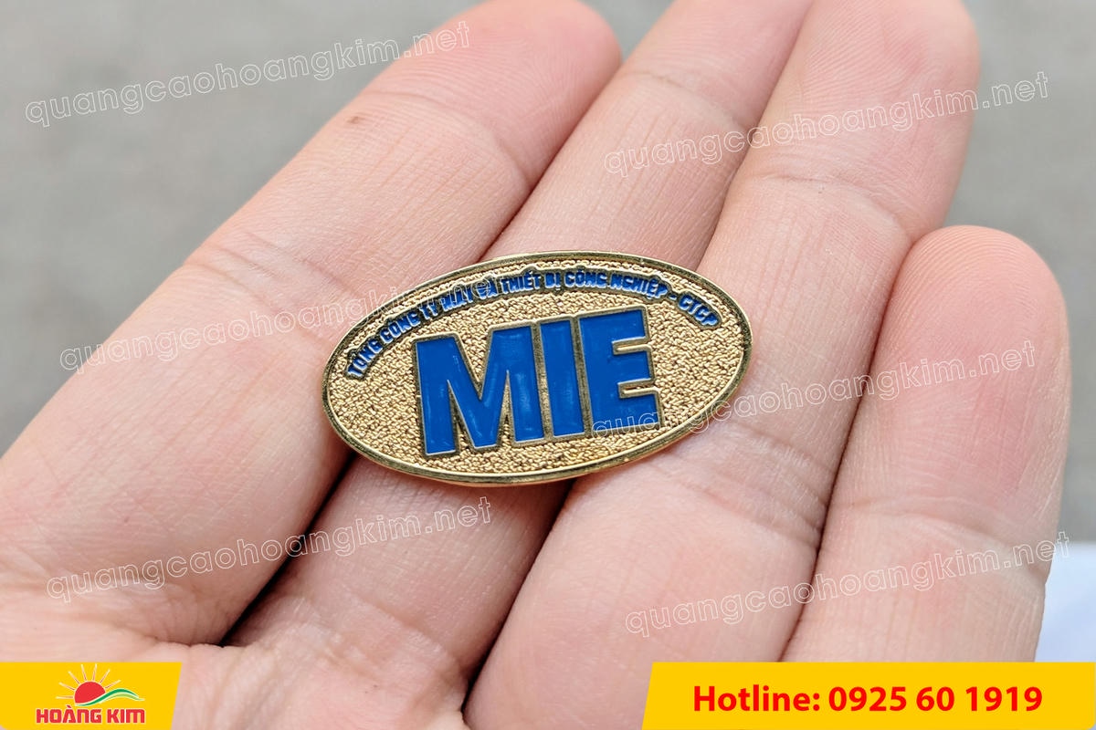 huy hieu ma vang 24k nen cat san do mau logo 36 - HUY HIỆU MẠ V&Agrave;NG 24K NỀN C&Aacute;T SẦN ĐỔ M&Agrave;U LOGO &ndash; SANG TRỌNG ĐẲNG CẤP